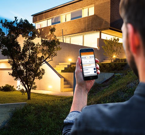 Automatizări SMART home de la HORNBACH – iluminatul inteligent și securitatea locuinței